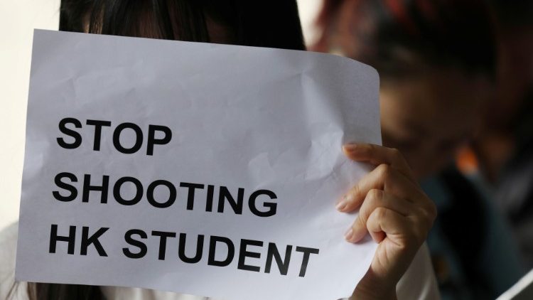 "Přestaňte střílet do hongkongských studentů"