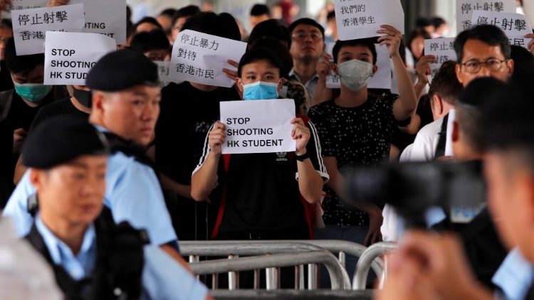 Hongkong: biskupi popierają protestujących, potępiają przemoc