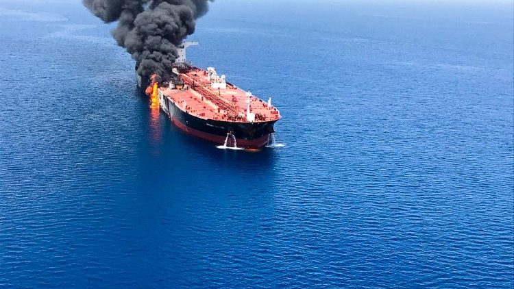 الهجوم على إحدى ناقلات النفط في خليج عمان