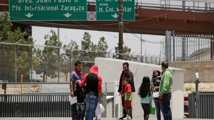 अमेरिकी शरण चाहने वाले वापस मेक्सिको लौटते हुए