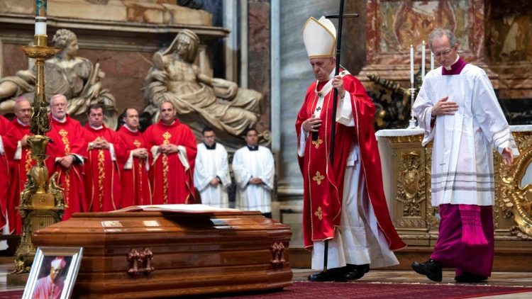 प्रेरितिक राजदूत लेओन कलेंगा बादिकेबेले का अंतिम संस्कार करते हुए संत पापा 
