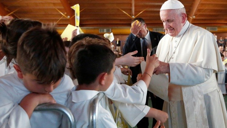 البابا ملتقيا الأطفال في كاميرينو 