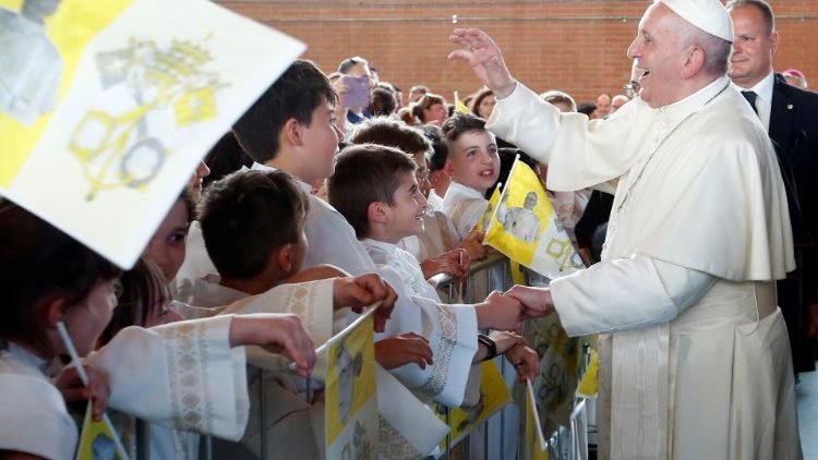 教皇フランシスコ、イタリア中部・カメリーノで初聖体の子どもたちとの出会い　2019年6月16日