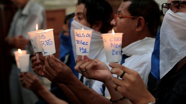Bei einem Gottesdienst in der Kathedrale von Managua tragen Demonstrierende Kerzen mit den Namen politischer Gefangener