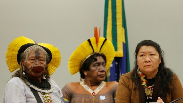 Indigenenvertreter machen auch vor dem Nationalkongresses in Brasilia auf ihre Lebensumstände aufmerksam, hier ein Archivbild