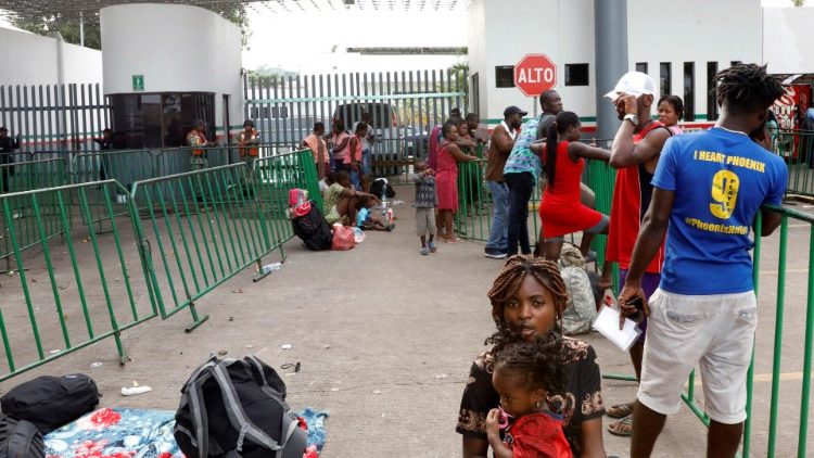 Migrantes de diferentes nacionalidades esperan fuera del Centro de Migración Siglo XXI para solicitar documentos para legalizar su estadía en el país, en Tapachula.