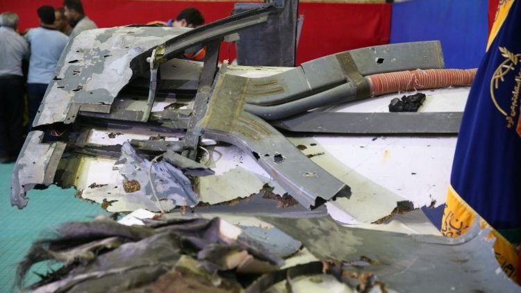 I resti del drone americano abbattuto dall'Iran