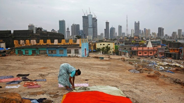 Ein Slum vor Mumbais Skyline