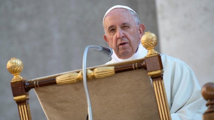 Papa Francisco recorda atentado em Buenos Aires