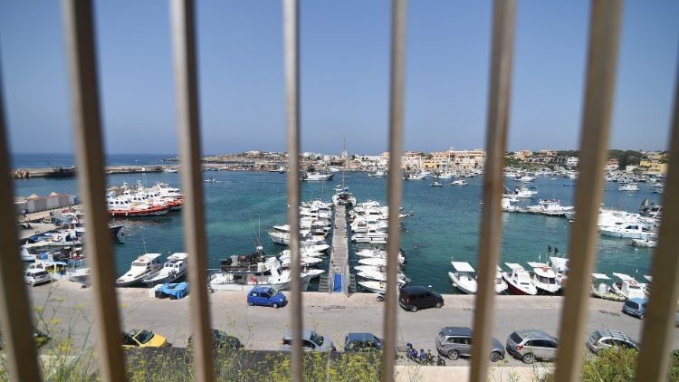 Maioria dos migrantes assistidos provém do norte da África. Na foto, porto de Lampedusa, sul da Itália