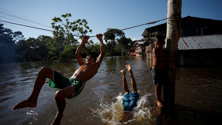 Spielende Kinder in Anama am Rio Solimoes, einem der beiden Hauptarme des Amazonas