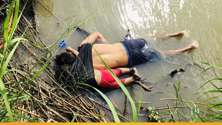 Снимката на Оскар Мартинес и дъщеря му Анджи Валерия, удавили се в Рио Гранде