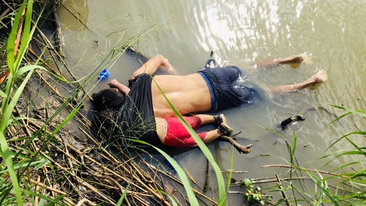 미국과 멕시코 국경의 강을 헤엄쳐 건너려다 숨진 이민자 부녀의 시신