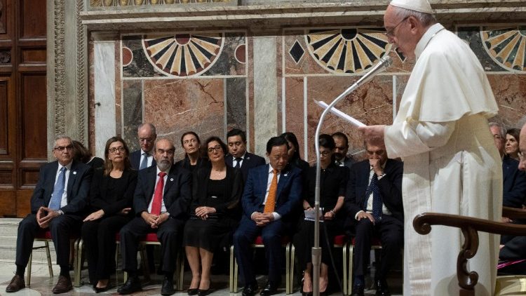 Papa Franjo i sudionici 41. generalne konferencije Organizacije Ujedinjenih Naroda za hranu i poljoprivredu (FAO) u Vatikanu
