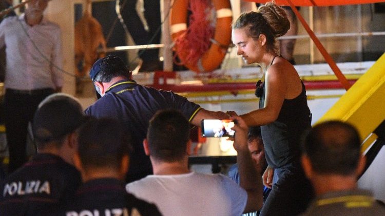 Keine Willkommenskultur: Carola Rackete wird von Polizei abgeführt