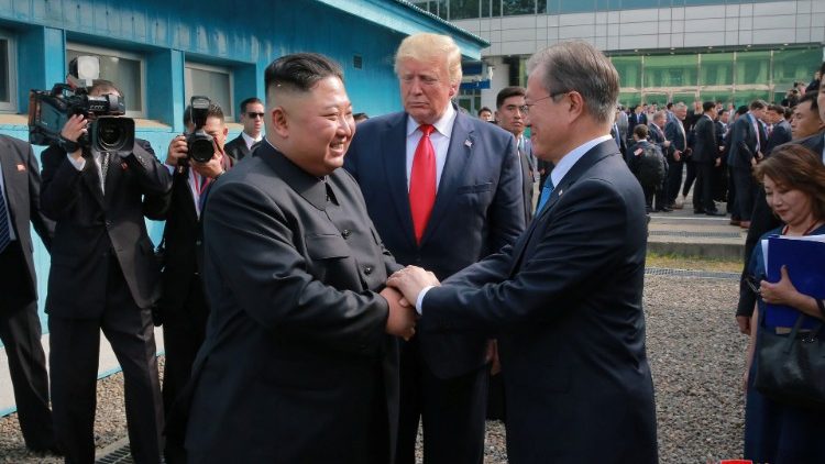 उत्तर कोरिया, दक्षिणी कोरिया एवं अमरीका के नेता एक दूसरे से मुलाकात करते हुए