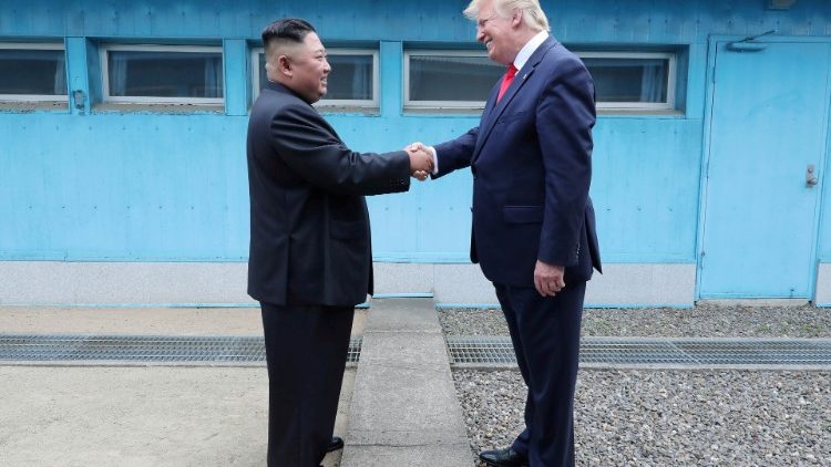 La poignée de main historique entre Kim Jong-Un et Donald Trump le 30 juin. 