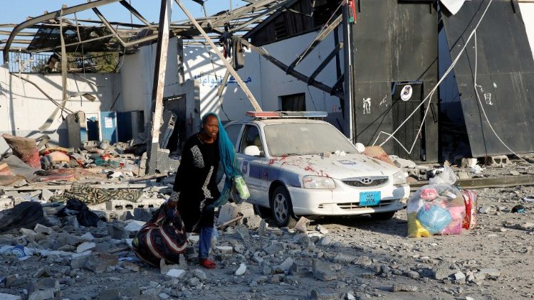 Le centre pour migrants bombardé dans la banlieue de Tripoli.