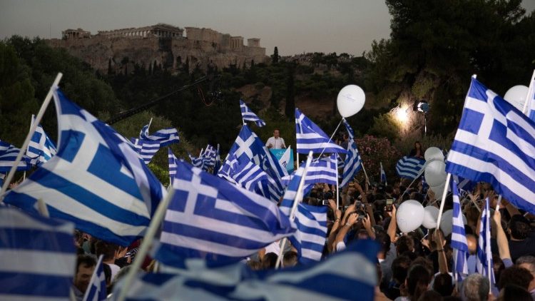 Le favori des législatives grecques, Mitsotakis, s'adresse à ses partisans à Athènes avant le scrutin du 7 juillet 2019. 