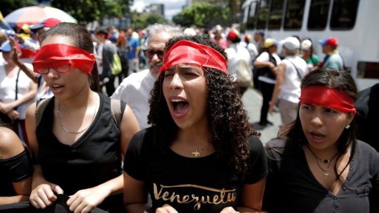 Venezuelans shout pro-opposition slogans in Caracas