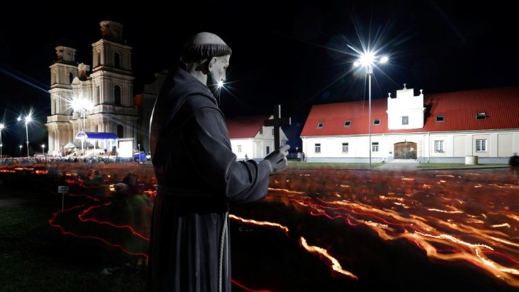 Procissão luminosa com o Ícone da Mãe de Deus em Budslav, Belarus