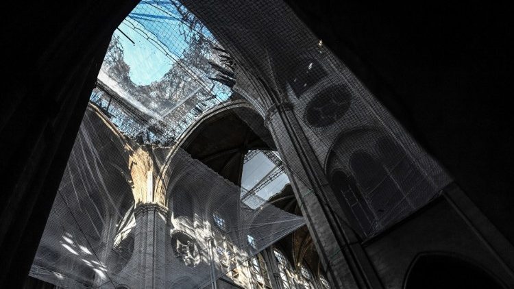 Křížení katedrály Notre Dame tři měsíce po požáru