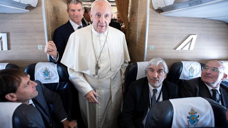 Matteo Bruni Ferenc pápa mellett, romániai repülőútján