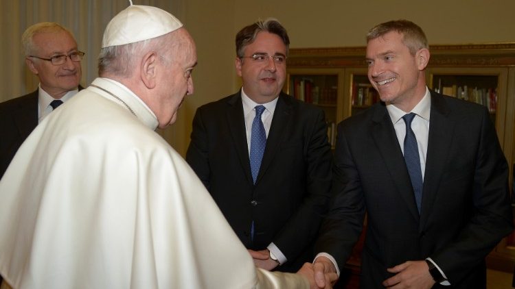 Pope Francis shaking hands with Matteo Bruni during his visit to Romania.