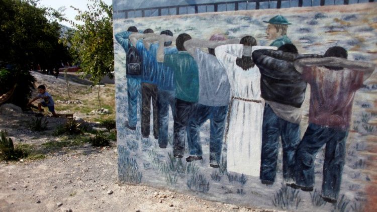 Als Bild auf der Mauer einer Migrantenutnerkunft in Mexiko: festgenommene Migranten 