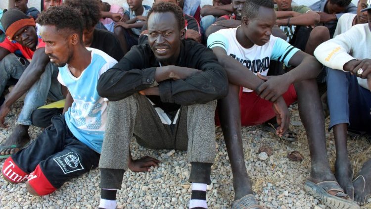 リビア沖での移民船遭難で救助された人々　2019年7月26日　リビア・トリポリ