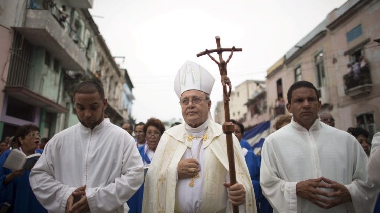 Kardinál Ortega na archívnej snímke z mariánskej procesie 8. septembra 2015 v uliciach Havany