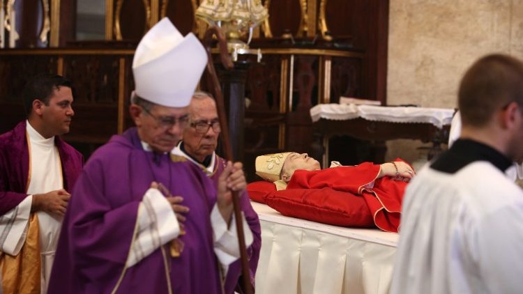Papież Franciszek modli się za zmarłego kard. Ortegę