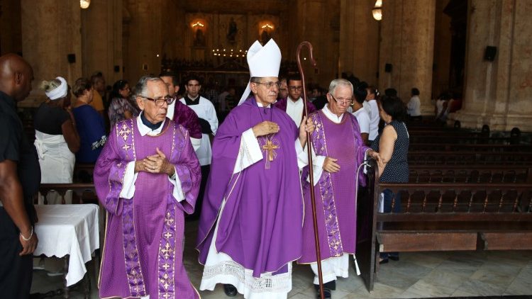 Arcebispo de Havana, Dom Juan de la Caridad García Rodriguz deixa a Catedral de Havana após celebrar a Missa de Corpo Presente do cardeal Ortega Y Alamino