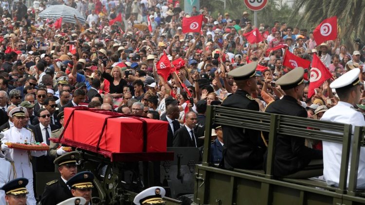 Le cercueil du président Essebsi escorté par des militaires devant des milliers de Tunisiens