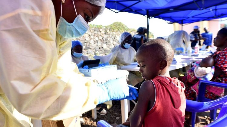 Gesundheitspersonal impft Kinder im Kongo