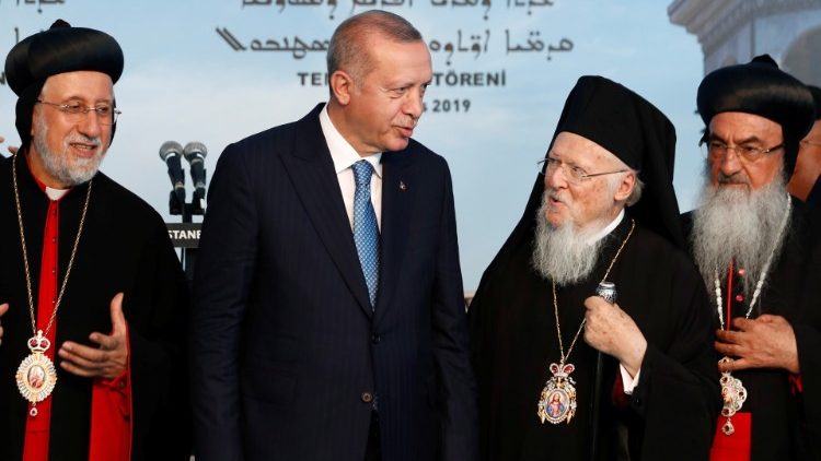 Eingerahmt von Kirchenmännern: Erdogan