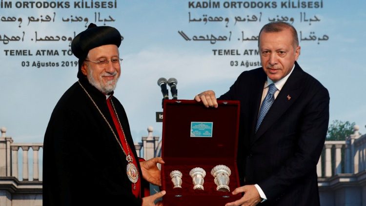 Митрополит Юсуф Четин и турския президент Ердоган по време на церемонията по полагането на първия камък на новата църква