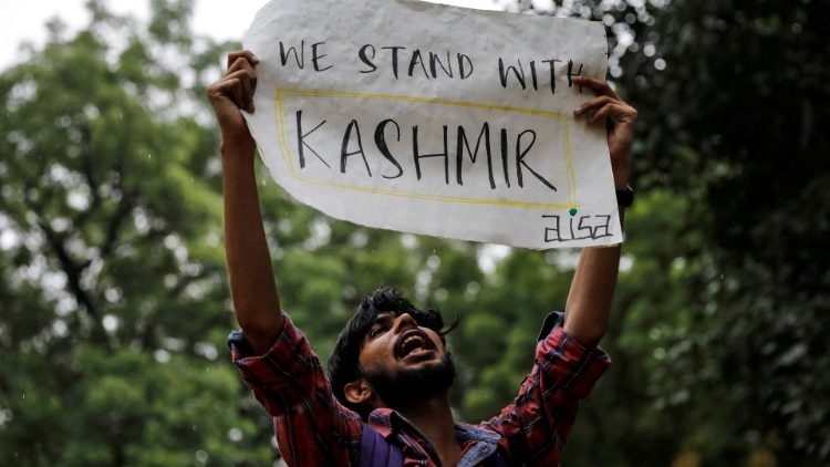 Un uomo protesta contro la decisione del governo di New Delhi di abolire lo statuto speciale per il Kashmir