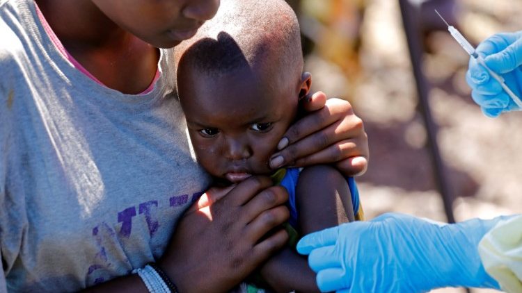 Ein Kind im Kongo wird gegen Ebola geimpft