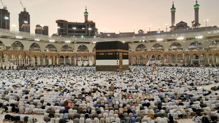Muçulmanos em oração ao redor da Kaaba