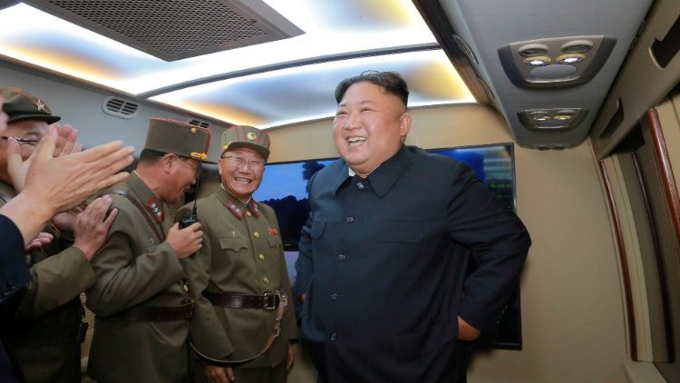 Il leader nord coreano Kim Jong-un dopo un recente lancio di missili 
