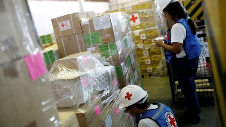 Des travailleurs de la Croix Rouge répertoriant des cartons d'aide médicale au Venezuela, le 9 août 2019.