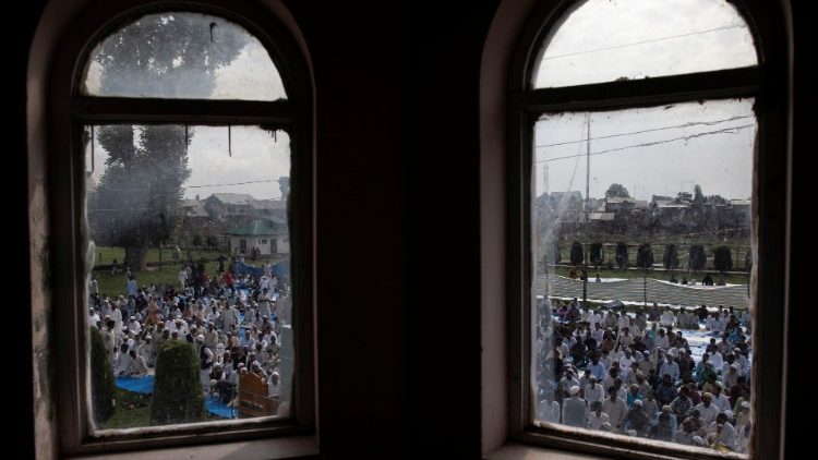 Muslimani v Kašmirju molijo po tem, ko je indijska vlada sporočila, da bo tej pokrajini odvzela poseben status