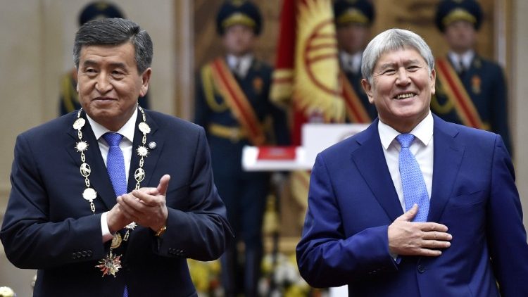 Le président actuel Sooronbai Jeenbekov (à gauche), aux côtés de son prédecesseur Almazbek Atambaïev, lors de son entrée en fonctions en novembre 2017