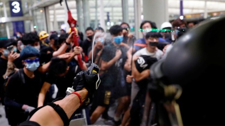   Ndeshje e demonstruesve me policinë në Hong Kong