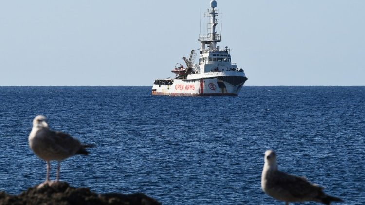 El barco Open Arms, visto desde la costa italiana en Lampedusa