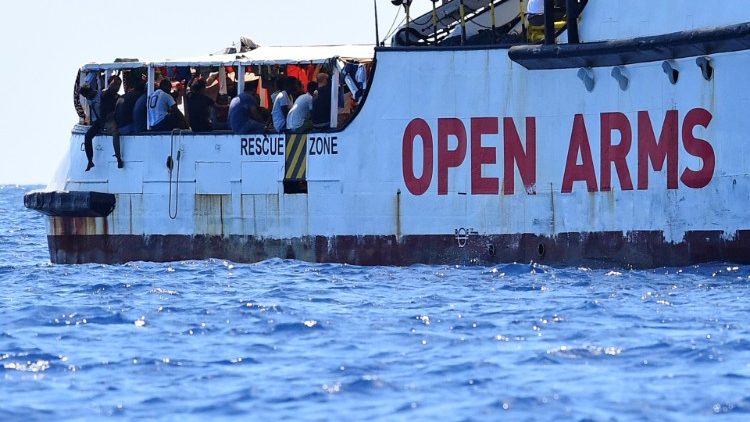 La nave spagnola Open Arms davanti a Lampedusa