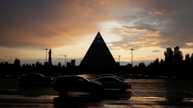 Eine Pyramide in der Haupstadt Kasachstans, Nur-Sultan