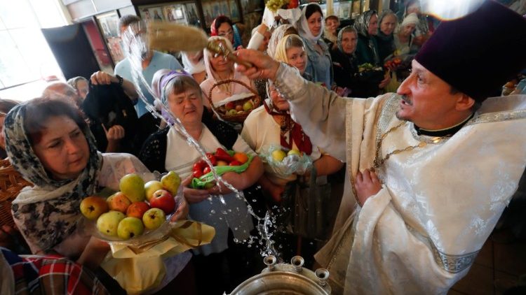 Sacerdote ortodoxo abençoa as maçãs na Bielorrússia