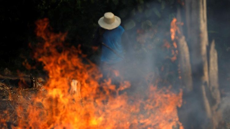 Un granjero quema el bosque en Iranduba 
